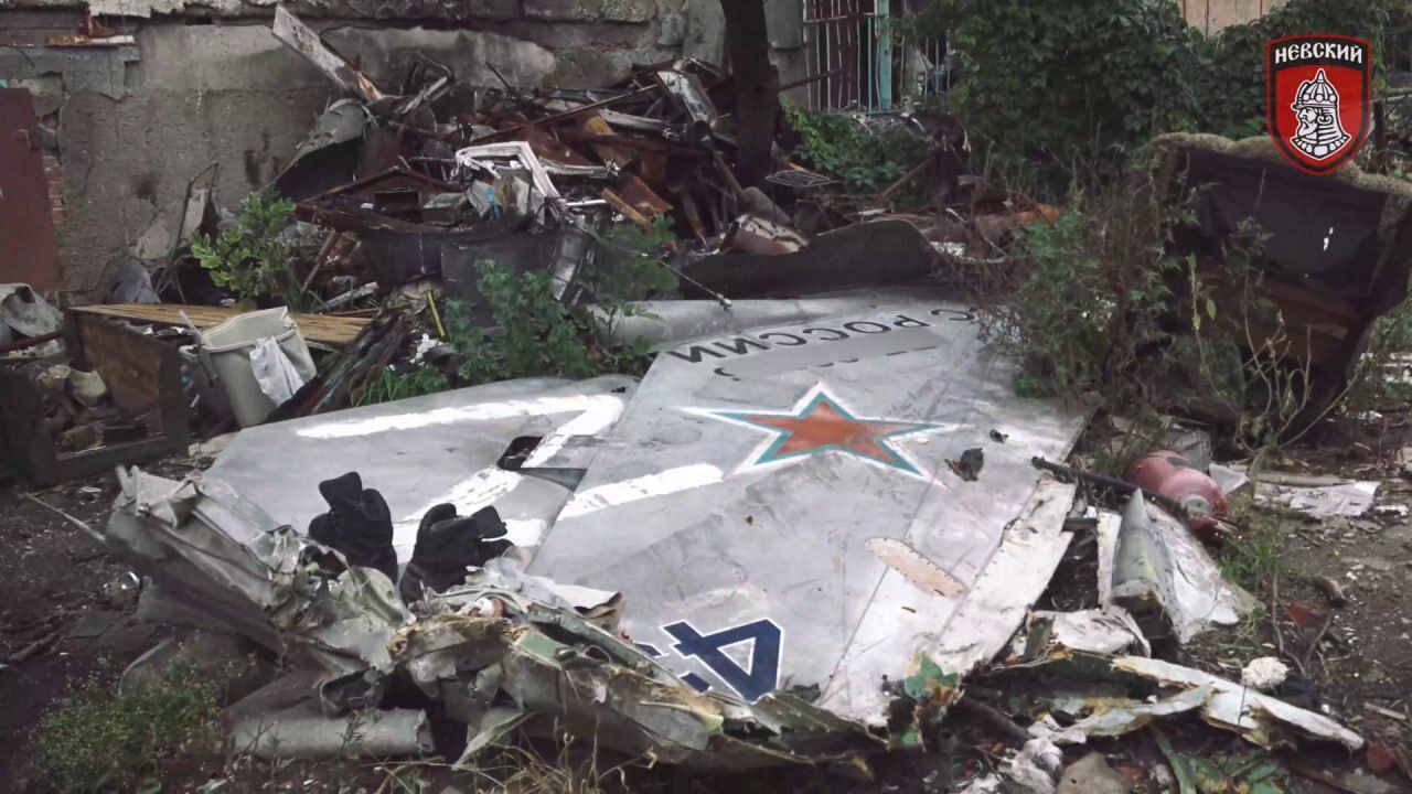 Okupant pokazał wrak zestrzelonego rosyjskiego Su-24M, który spadł na dom w Sołedarze. Wideo