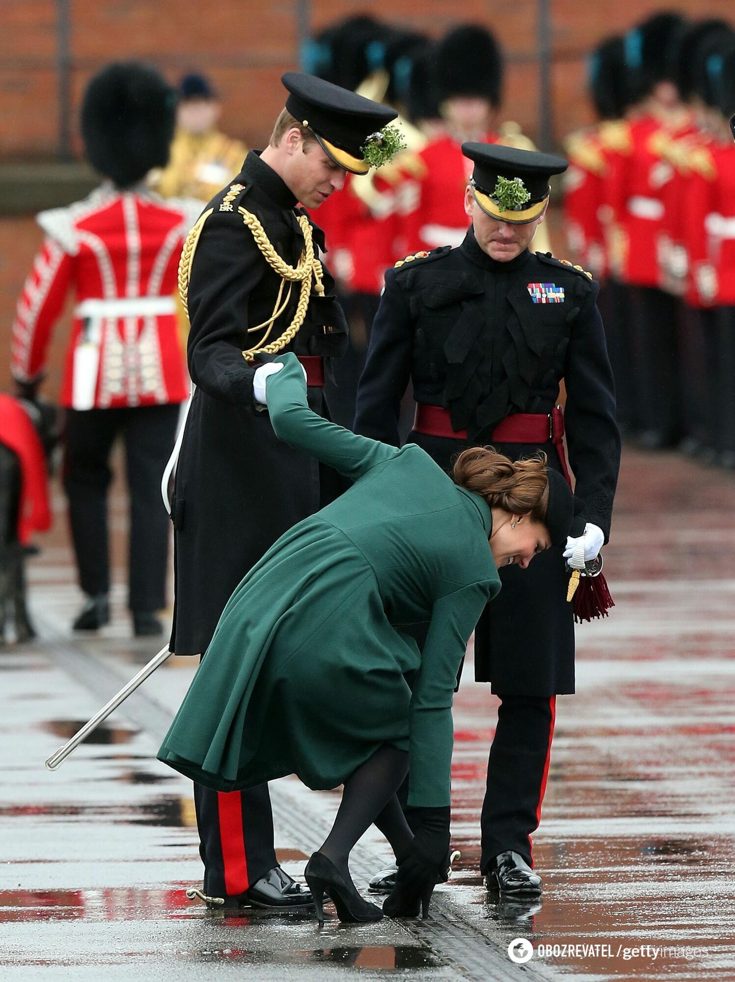 Książę Harry pokazuje język, a król Karol pozuje ze Shrekiem. 20 zabawnych zdjęć rodziny królewskiej