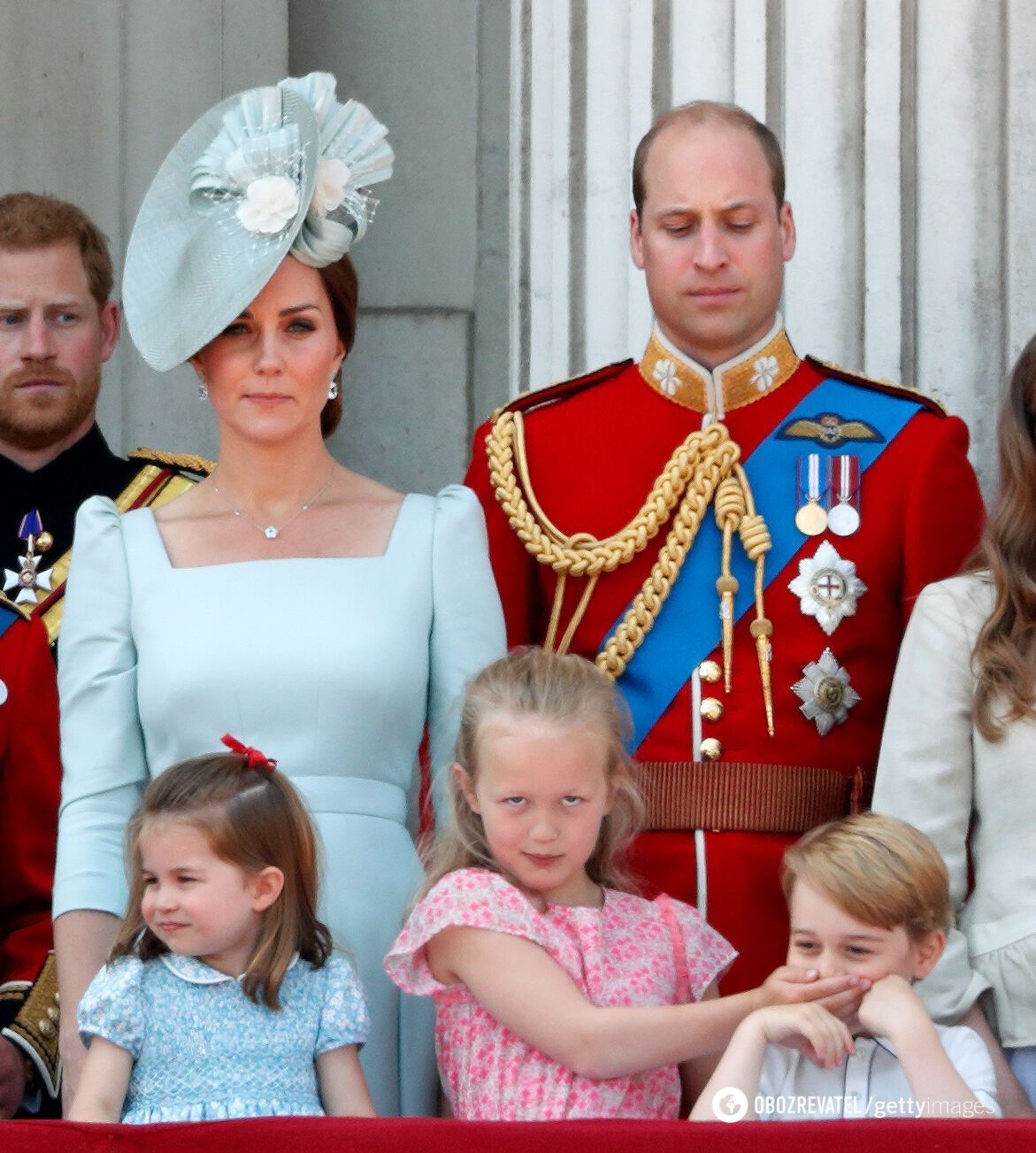 Książę Harry pokazuje język, a król Karol pozuje ze Shrekiem. 20 zabawnych zdjęć rodziny królewskiej