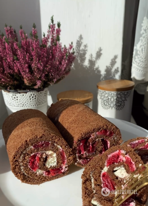 What a delicious dessert to make with canned cherries: a recipe for sponge cake roll