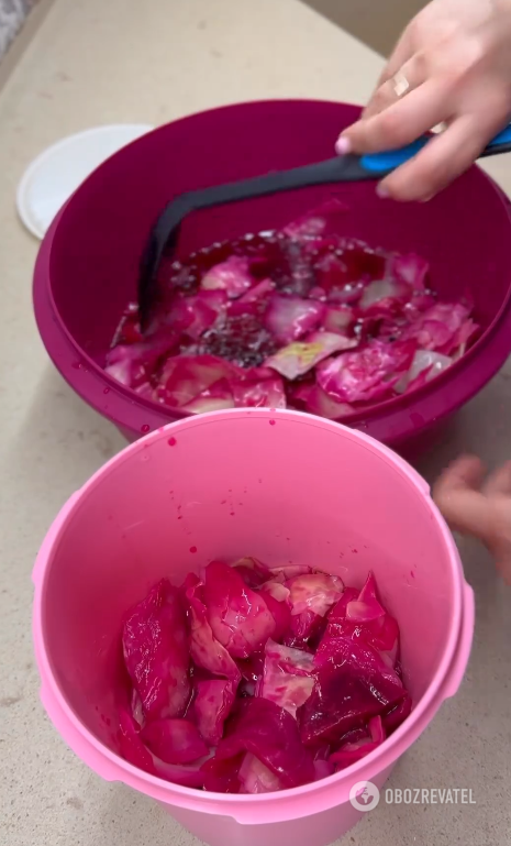 How to pickle cabbage with beet: you can eat the dish in a day