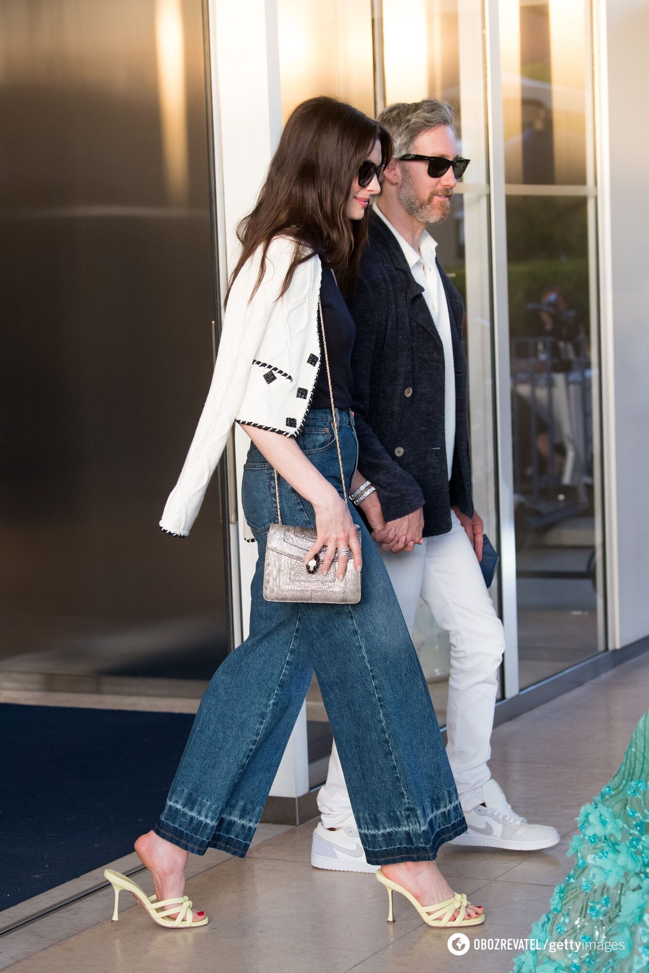 Actress Anne Hathaway went out in a bold look, dressed in a new trend for the spring / summer 2024 season
