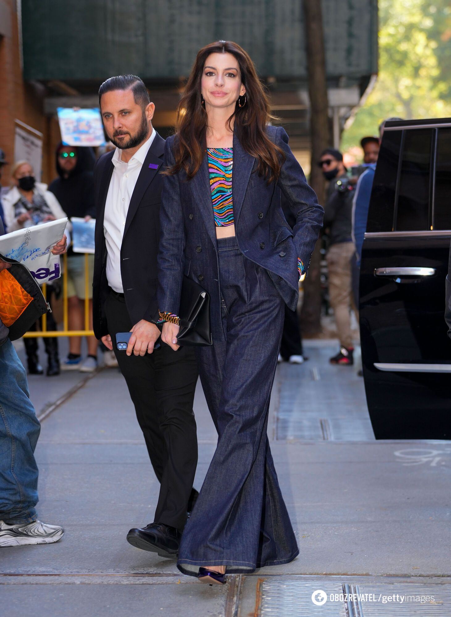 Actress Anne Hathaway went out in a bold look, dressed in a new trend for the spring / summer 2024 season