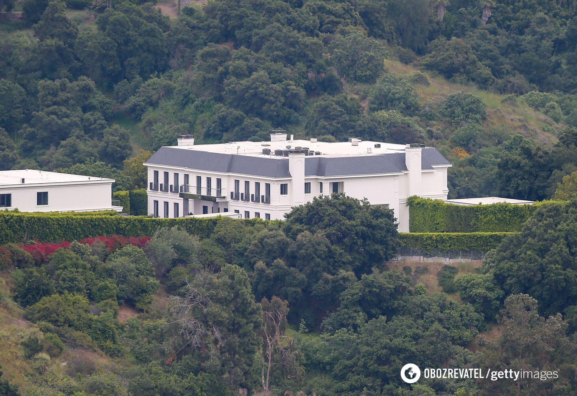 Jennifer Lopez shows her $60 million luxury home where she lives with Ben Affleck. Photo