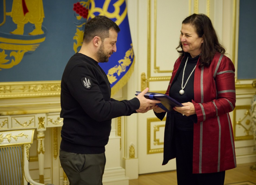 Zeleński podpisuje dekret o przygotowaniach do negocjacji w sprawie przystąpienia Ukrainy do UE. Zdjęcie