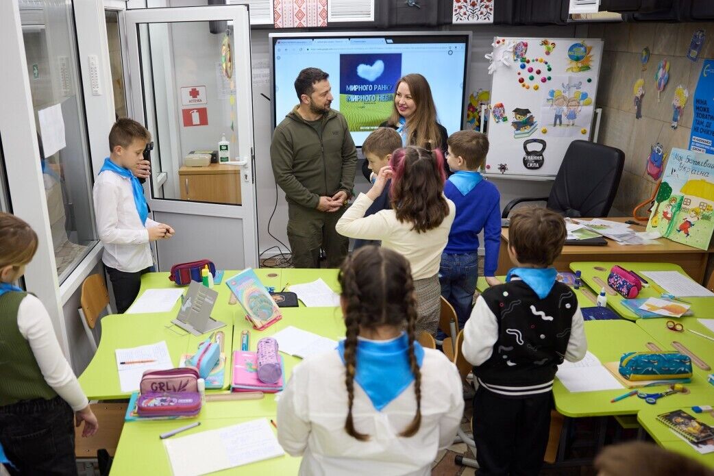 Zelensky saw how a school in the underground works in military Kharkiv