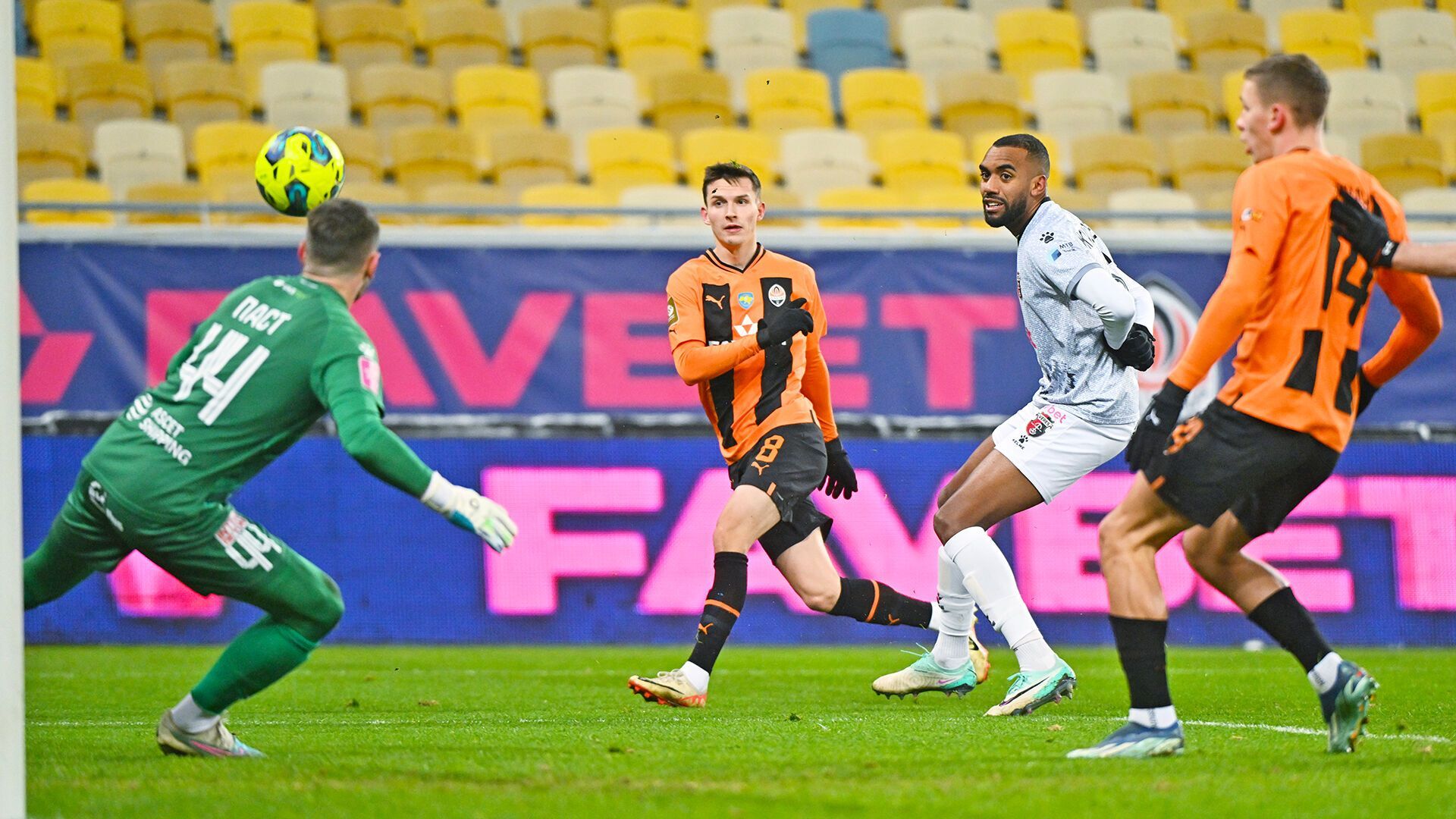 Monzul provoked a scandal: Shakhtar's UPL match turned into a refereeing circus. Video