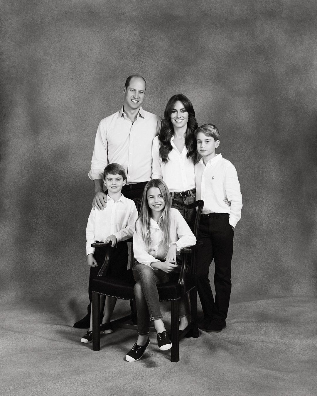 W dżinsach i białych koszulach: Kate Middleton i książę William oraz ich dzieci zaskoczyli nietypową kartką świąteczną. Zdjęcie