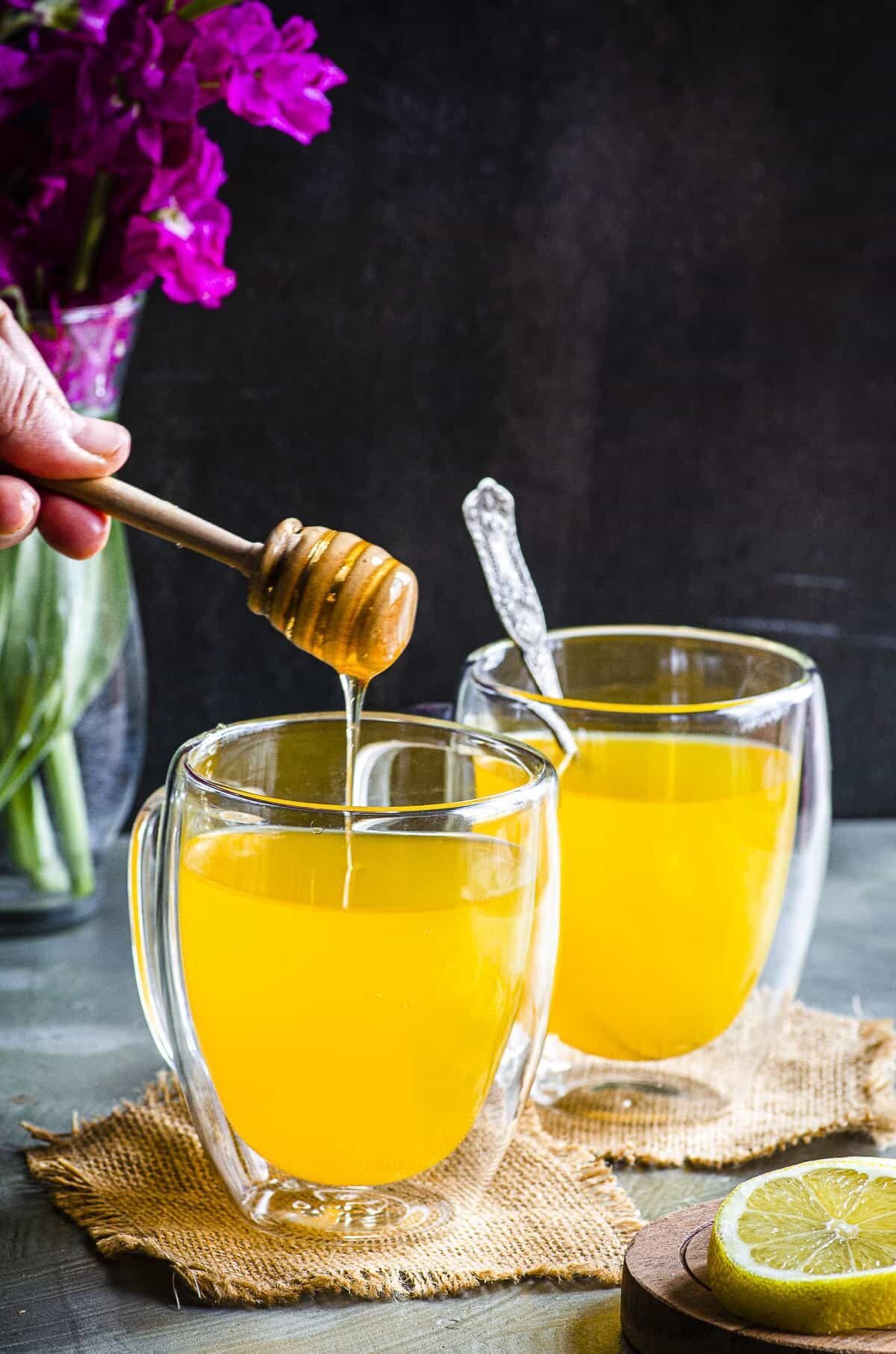 Why you shouldn't bake with honey: how to add the product to a dish