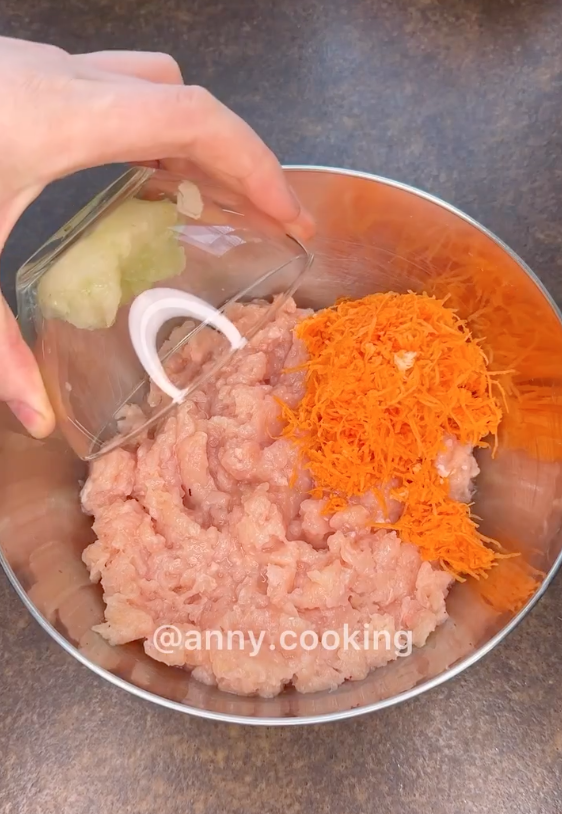 Preparing minced meat for cutlets