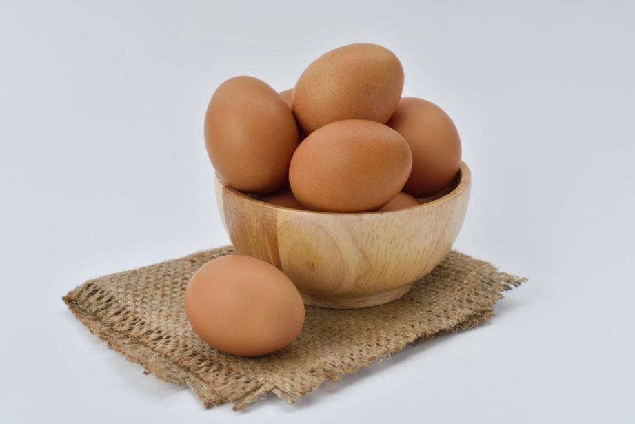 Dlaczego nie należy wkładać surowych jajek do wrzącej wody: sposób na ich skuteczne ugotowanie