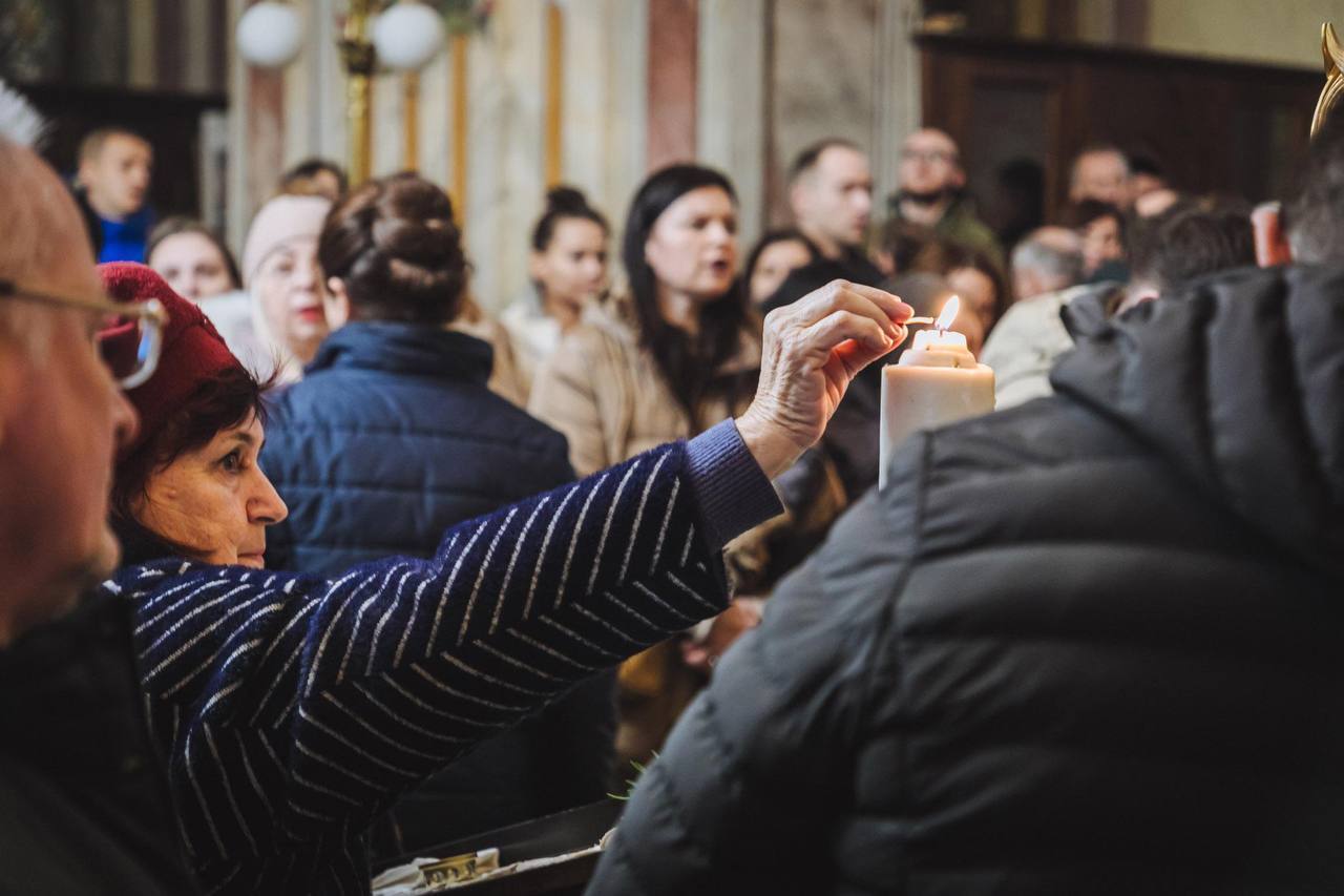 The Peace Light of Bethlehem has arrived in Ukraine: it was handed over to the military and volunteers in St. Sophia of Kyiv. Photo.