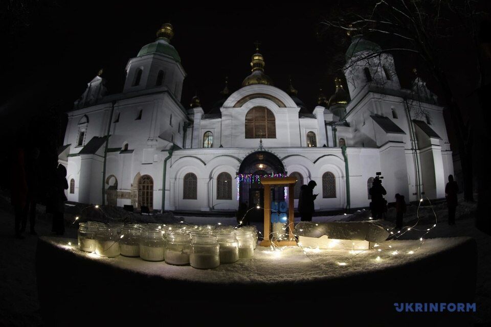 The Peace Light of Bethlehem has arrived in Ukraine: it was handed over to the military and volunteers in St. Sophia of Kyiv. Photo.