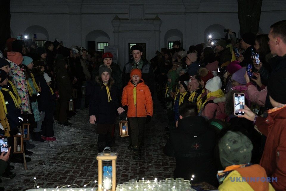 The Peace Light of Bethlehem has arrived in Ukraine: it was handed over to the military and volunteers in St. Sophia of Kyiv. Photo.