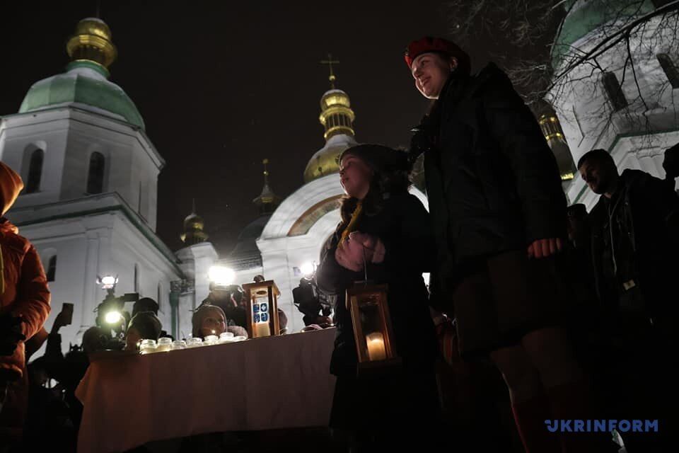 The Peace Light of Bethlehem has arrived in Ukraine: it was handed over to the military and volunteers in St. Sophia of Kyiv. Photo.