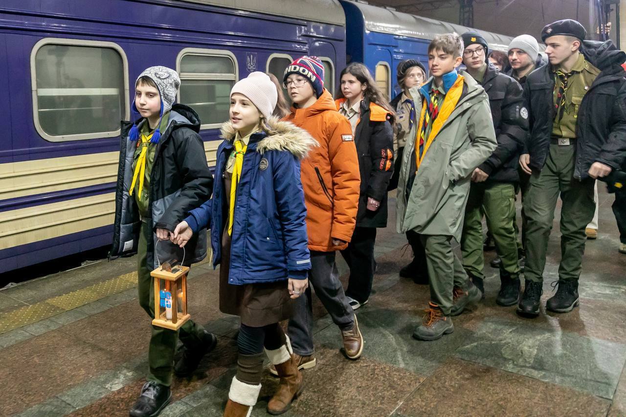 The Peace Light of Bethlehem has arrived in Ukraine: it was handed over to the military and volunteers in St. Sophia of Kyiv. Photo.