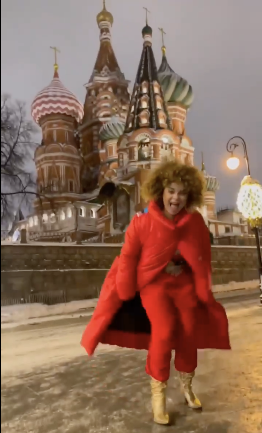 ''Oh, Natasza, made in Russia'': była mieszkanka Kijowa Korolowa zhańbiła się, tańcząc do swojej nowej piosenki o Rosji na tle Kremla