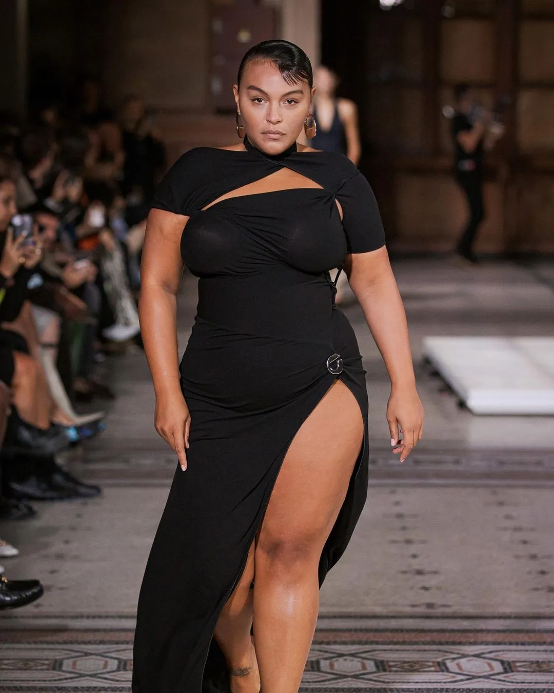 31-letnia Paloma Elsesser została Modelką Roku 2023 i udowodniła, że krągłości to nie wyrok. Zdjęcie.