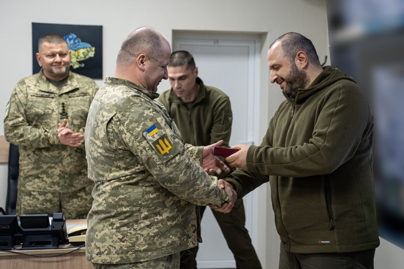 Załużny i Umerow wręczyli nagrody żołnierzom Sił Zbrojnych Ukrainy. Zdjęcie.