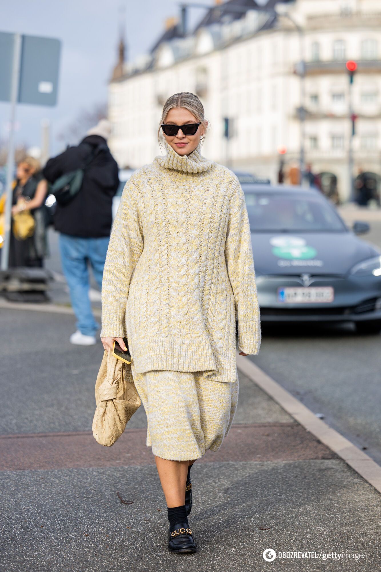 Dopasowany sweter to anty-trend na zimę 2024