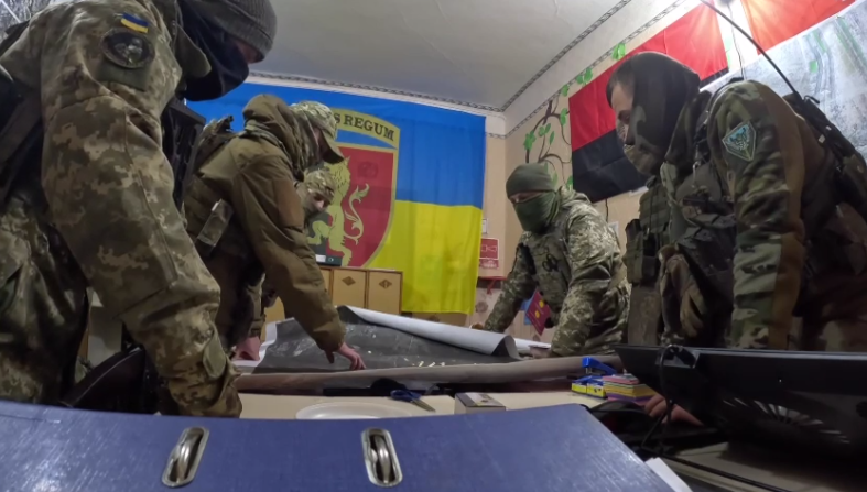 ''Nasi bohaterowie'': Zełenski pokazuje wideo z żołnierzami brygady Sił Zbrojnych, którzy odbili hałdę w Gorłówce i podnieśli flagę Ukrainy