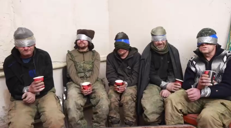 ''Nasi bohaterowie'': Zełenski pokazuje wideo z żołnierzami brygady Sił Zbrojnych, którzy odbili hałdę w Gorłówce i podnieśli flagę Ukrainy