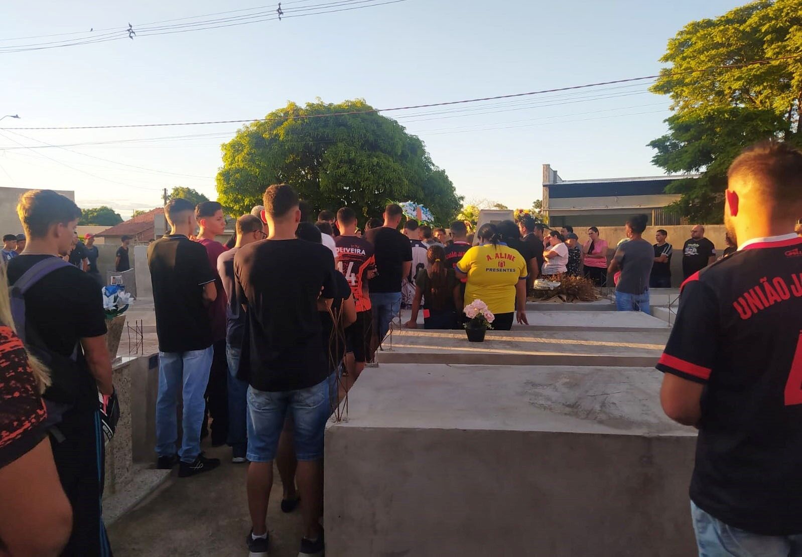 Lightning killed a football player during a match in Brazil. Video