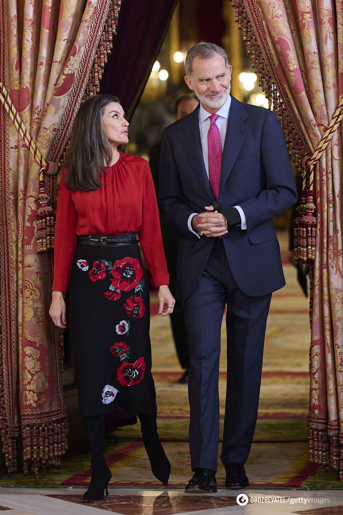 Queen Letizia impressed with her appearance in a luxurious skirt with embroidered poppies. Photo