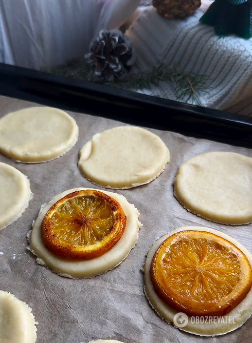 A must-have for Christmas: a recipe for flavored cookies with whole orange slices