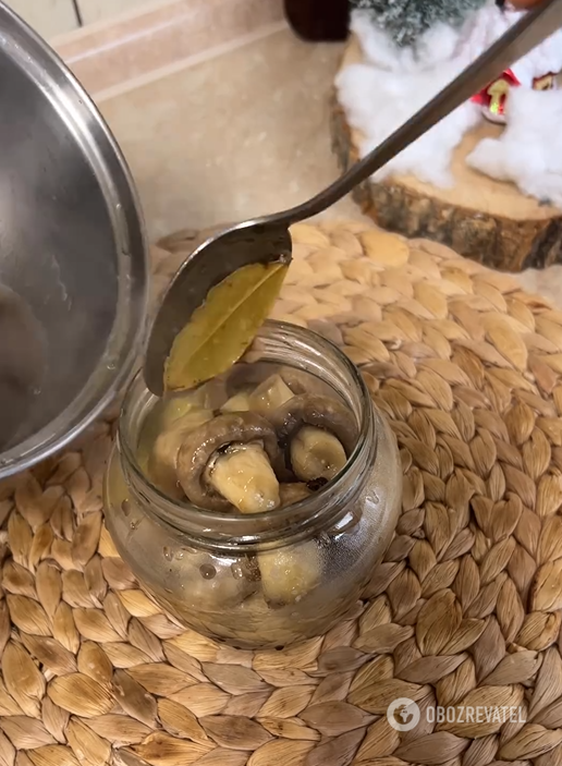 Putting ready mushrooms in a jar