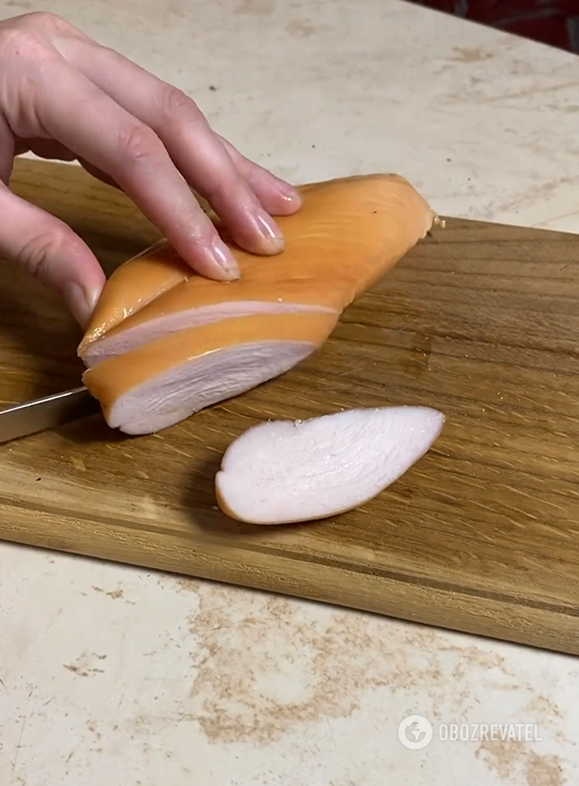 Świąteczna sałatka z kurczakiem i domowymi grzankami: łatwa w przygotowaniu