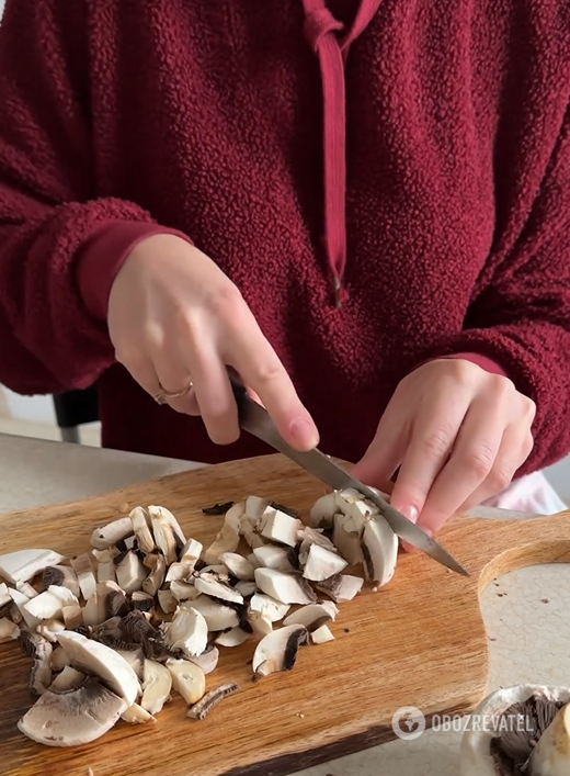 Slicing mushrooms