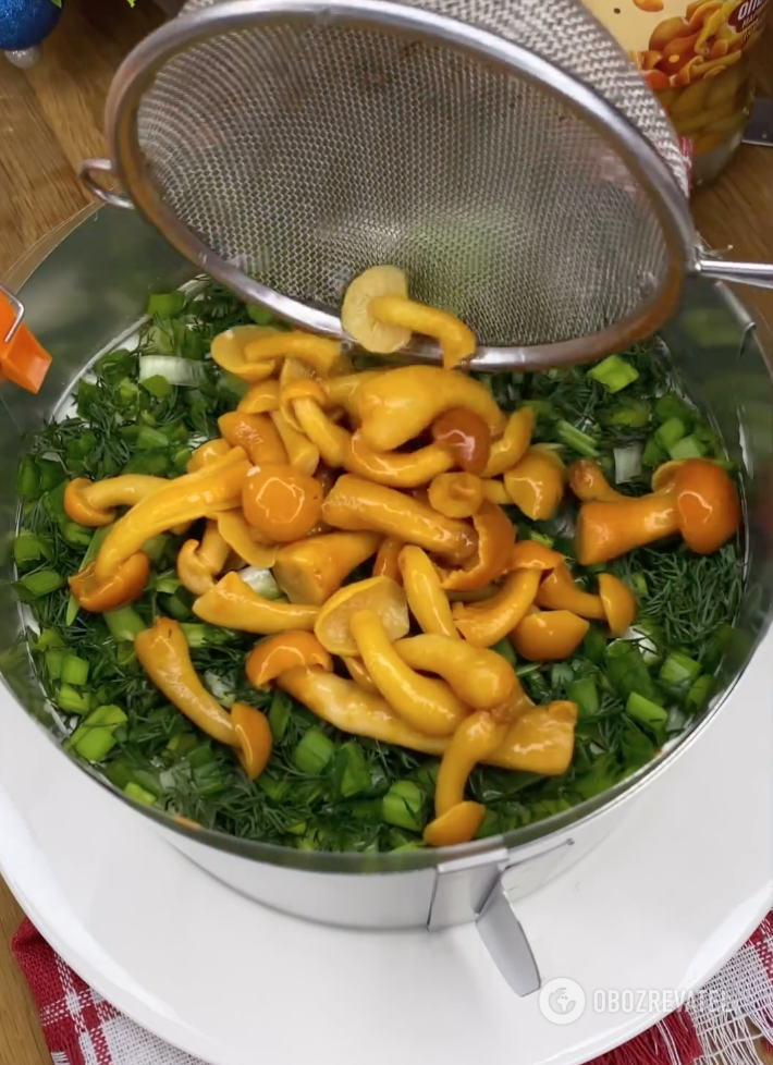 Preparing a salad