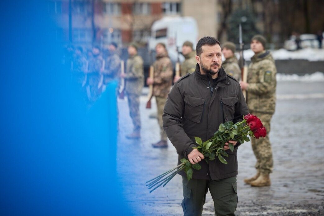 Zelenskyy lays flowers to the graves of Heroes