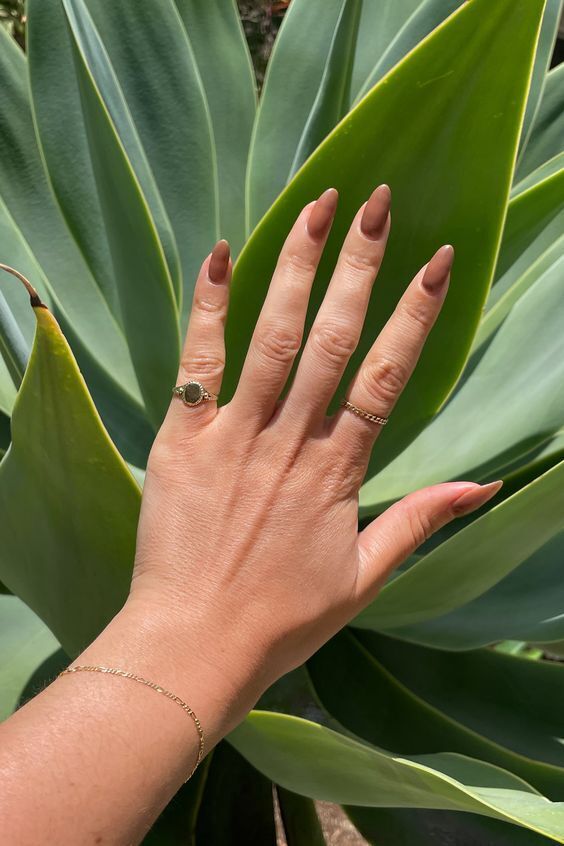 Old luxury: what does ''chocolate milk'' manicure that promises to become a winter trend look like