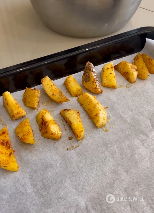 Baked potatoes will turn out golden and crispy: a simple trick