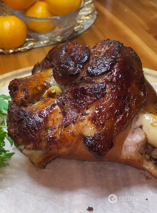 Appetizing and juicy pork knuckle in the oven for the holidays: add one unusual ingredient