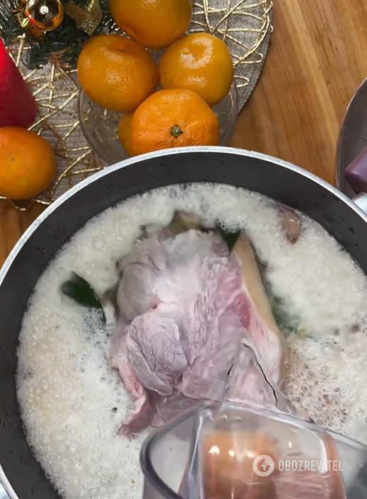 Appetizing and juicy pork knuckle in the oven for the holidays: add one unusual ingredient