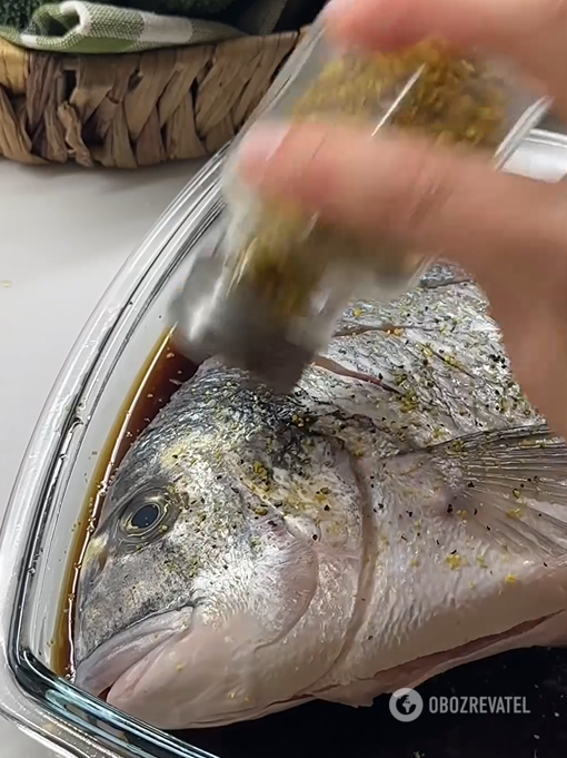 What to marinate fish in before baking to make it golden: sharing the technology