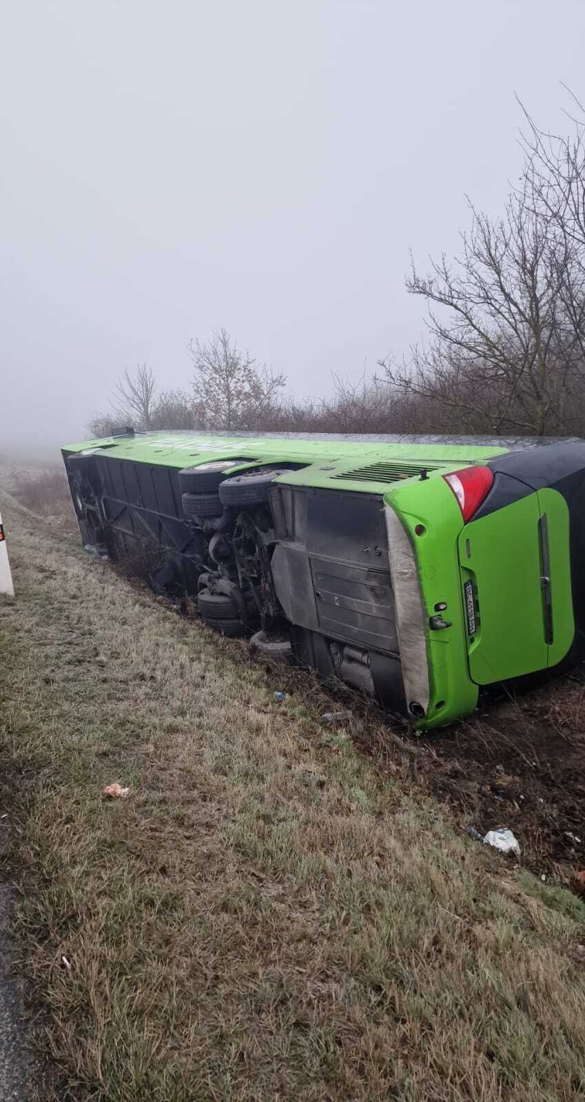 An overcrowded bus from Ukraine overturns in Slovakia: children are among the victims. Photo