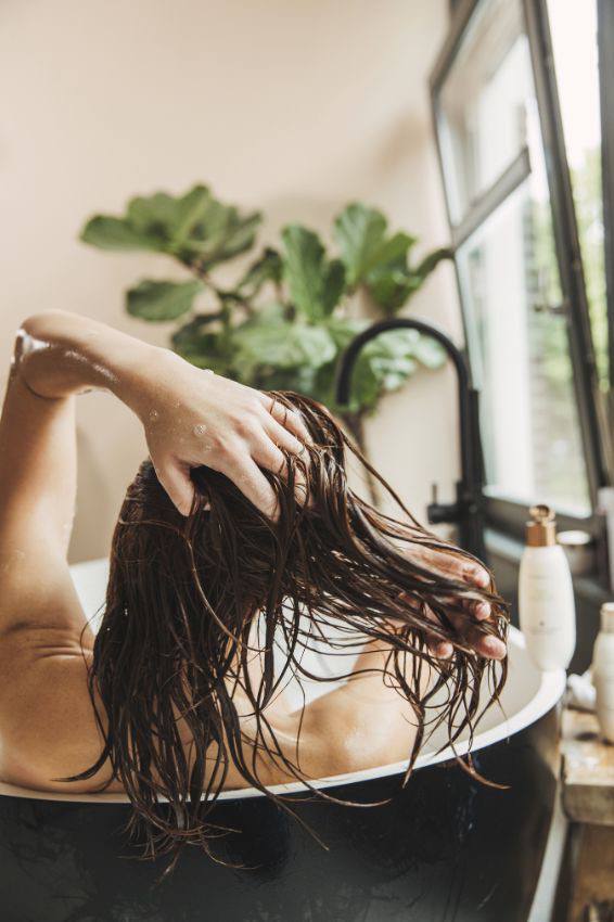 Siedem błędów, które sprawiają, że włosy są suche i cienkie: prowadzą do złego rezultatu