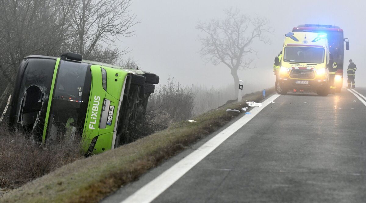 An overcrowded bus from Ukraine overturns in Slovakia: children are among the victims. Photo