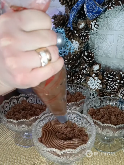 Elementary chocolate dessert in a bowl: easier than any cake