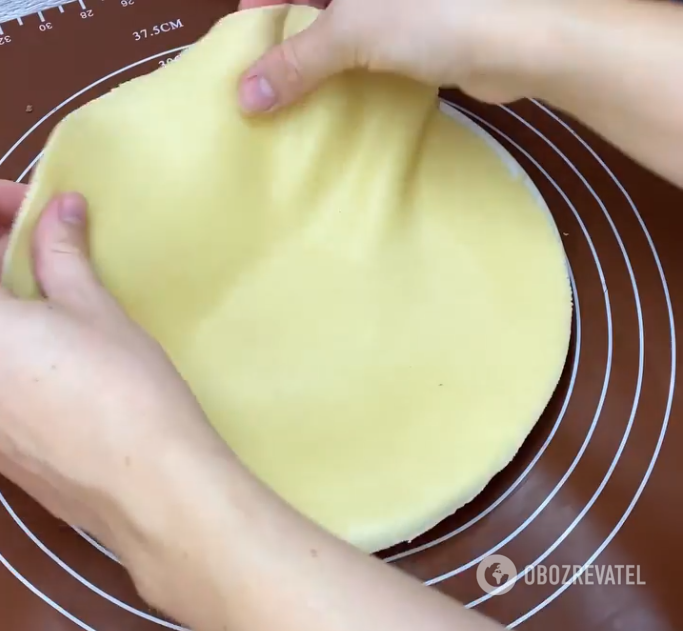 How to make a cake in a skillet: an idea for an elementary dessert