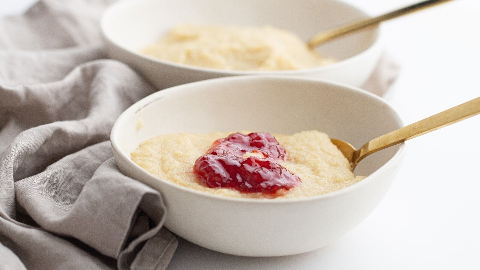 Semolina porridge with jam