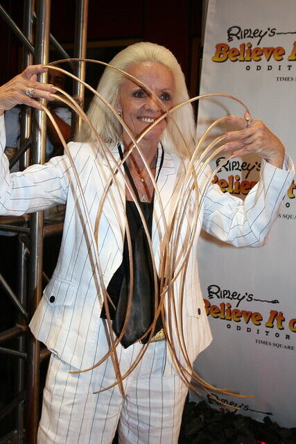 A woman who once had the longest fingernails in the world has died in the US: she lost them in a car accident. Photo