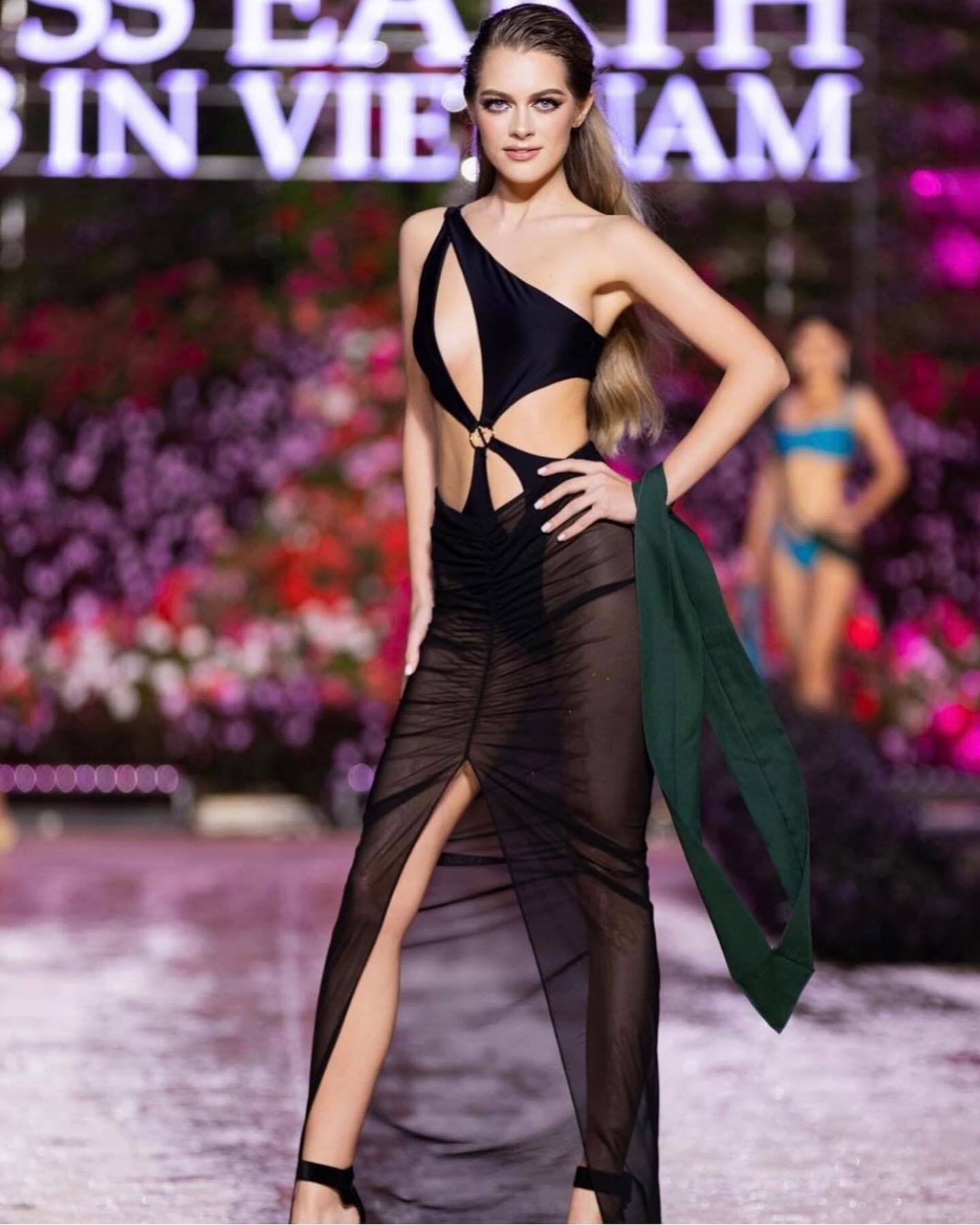 How Ukrainian Anastasia Feier performed in the semi-finals of Miss Earth 2023: swimsuit for 4500 UAH, ''Red Kalina'' and bold cutout in the leg area