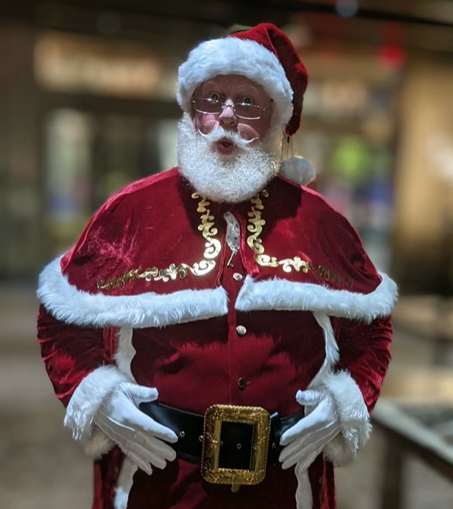 ''Do you want to sit on my lap?'' A video with Santa and a three-year-old girl went viral: what she said