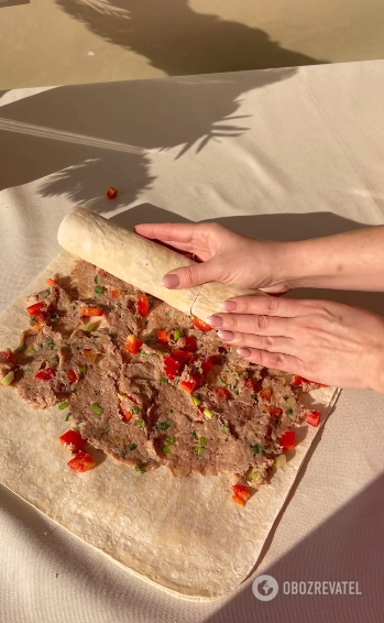 A hearty and juicy meat roll: made from pita bread