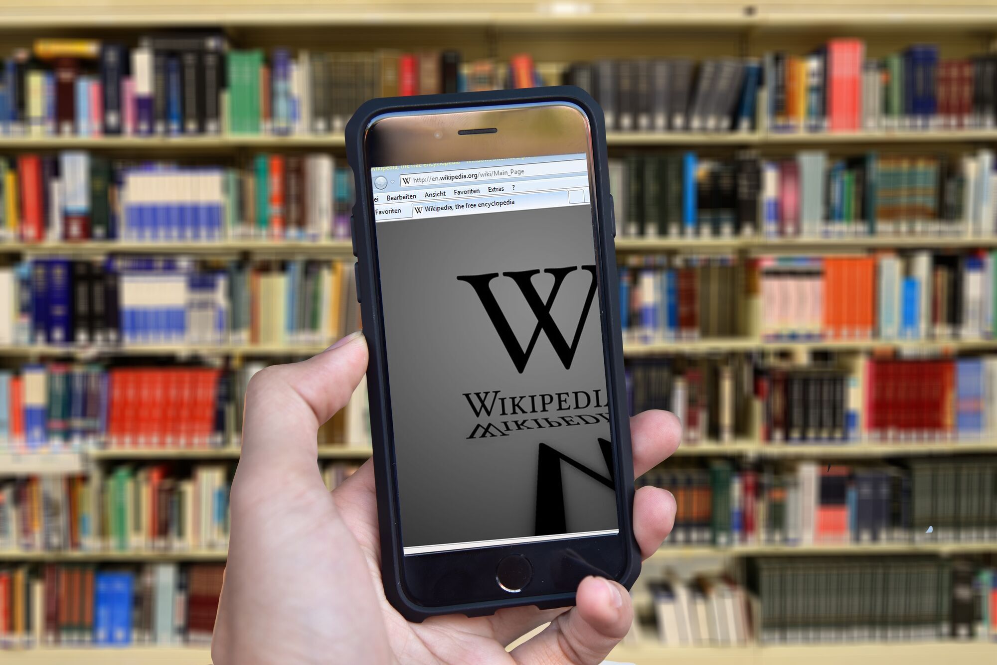 Wikipedia jest uważana za największą i najpopularniejszą internetową książkę referencyjną